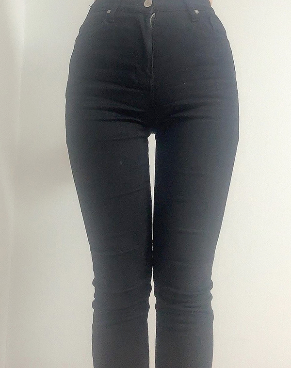 After photo of Bebibebibaby wearing black pants, showing slimmer thighs and enhanced leg contour after liposuction.