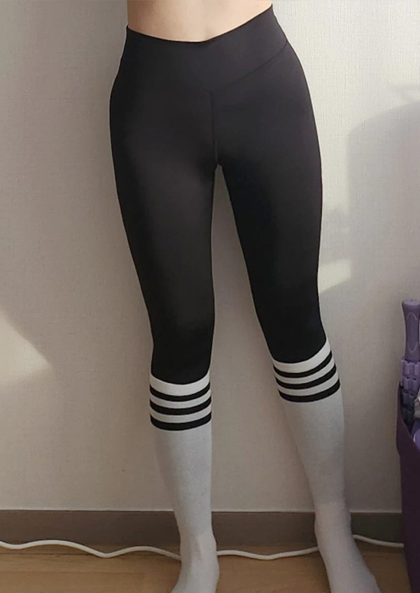 After photo of Ceerri wearing leggings, showing slim thighs and clear knee contour after liposuction in Korea.