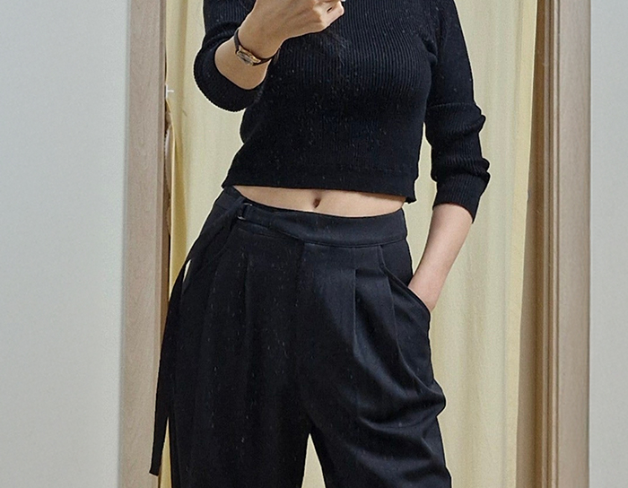 After tummy tuck of DaonC in Korea—black crop top and high-waist pants, defined waist and flat stomach.