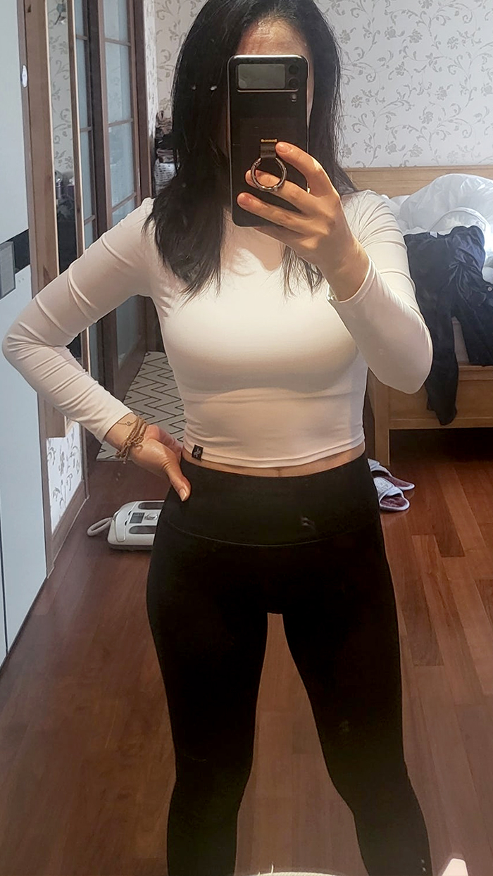 After abdominal liposuction and fat transfer of Geuraeoneulun in Korea—fitted crop top reveals flat belly and curvy silhouette.