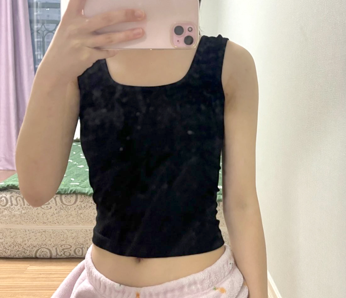 After arm liposuction of Jeoyoi in Korea—black tank top, arms slim and toned with no visible scars.