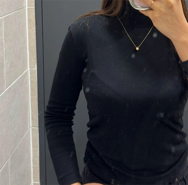 After arm liposuction of Ppyoboking in Korea—black top fits smoothly, arms appear slender and sculpted.