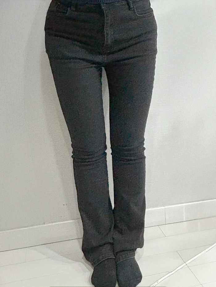 After thigh liposuction of Whjdkc in Korea—wearing black pants, legs appear long and slim with defined inner gap.