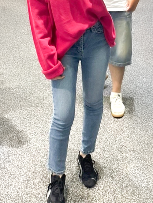 after thigh liposuction in Korea, pomingppueng shows slimmer legs in skinny jeans